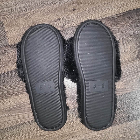 Black fuzzy slippers - Picture 2 of 2